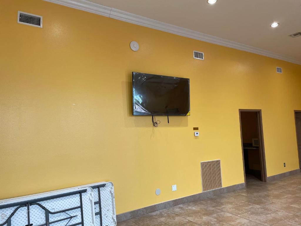 Los Fresnos Inn and Suites image 11