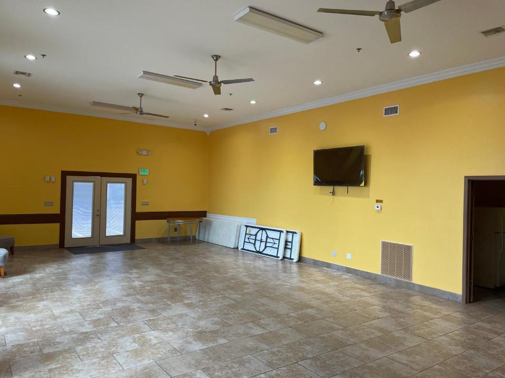 Los Fresnos Inn and Suites image 12