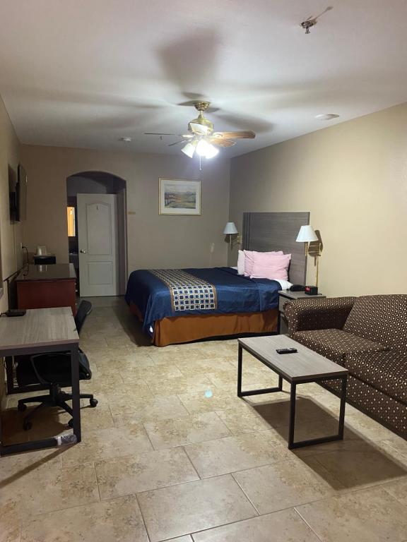 Los Fresnos Inn and Suites image 24