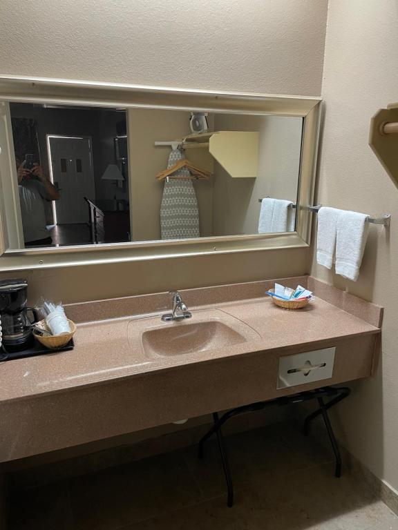 Los Fresnos Inn and Suites image 8